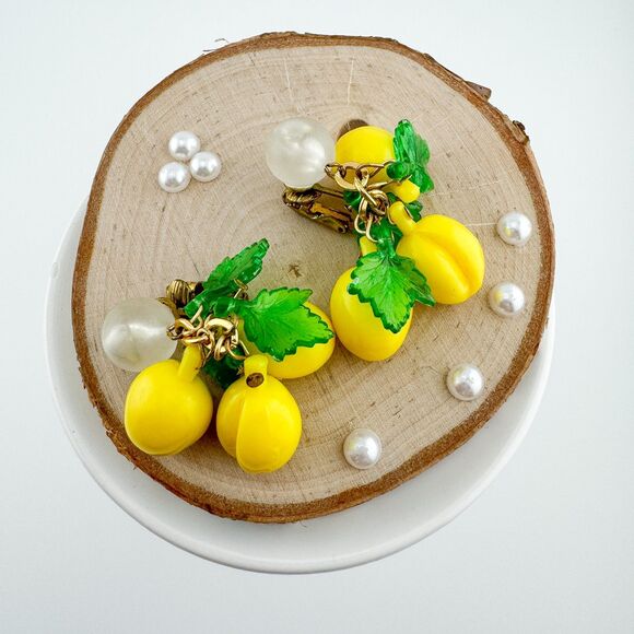 Vintage Lucite Lemon Clip-On Earrings Bunch Dangle Drop Yellow Fruit Retro - Picture 4 of 8